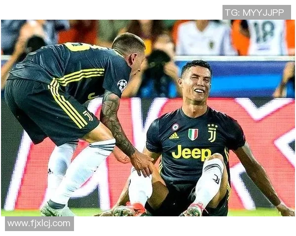 球迷疯狂冲进场内抢C罗球衣引发热议欧冠奇葩瞬间 球迷疯狂冲进场内抢C罗球衣引发热议欧冠奇葩瞬间